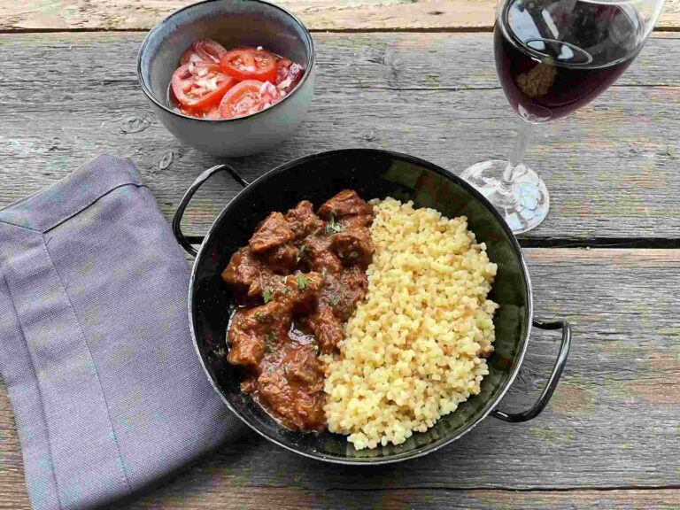 Beef stew with egg barley with red wine