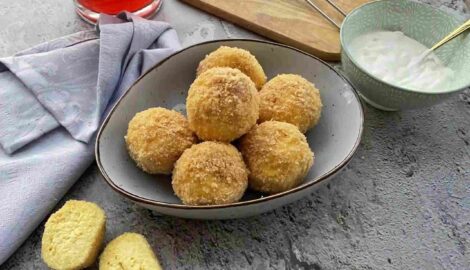 Amazing and tasty Sweet cottage cheese balls with sour cream