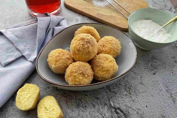Amazing and tasty Sweet cottage cheese balls with sour cream